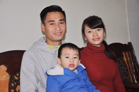 Tiền vệ Vũ Minh Tuấn cùng vợ và cậu con trai nhỏ 