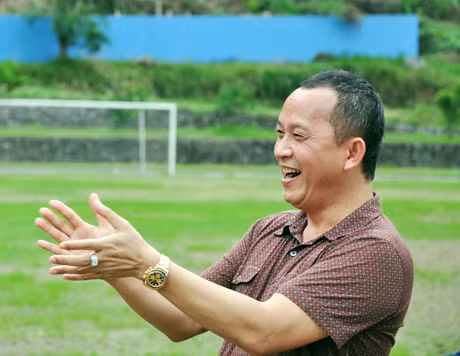 Nụ cười rạng rỡ của ông Phạm Thanh Hùng, Chủ tịch CLB bóng đá Than Quảng Ninh.