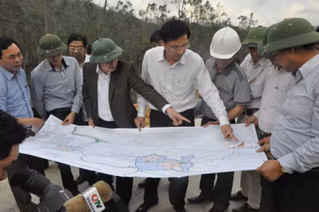 Đồng chí Nguyễn Văn Đọc, Chủ tịch UBND tỉnh kiểm tra sơ đồ hướng tuyến 