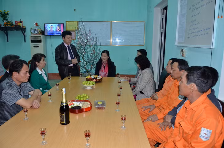 Đồng chí Phùng Ngọc Phong, Giám đốc Công ty Điện lực Quảng Ninh báo cáo tình hình phân công trực Tết của đơn vị.