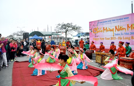 Biểu diễn văn nghệ phục vụ khách du lịch tham quan Vịnh Hạ Long tại Cảng tàu du lịch Bãi Cháy.