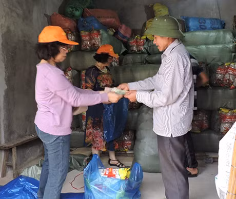 Du khách hào hứng mua các sản phẩm miến dong Bình Liêu