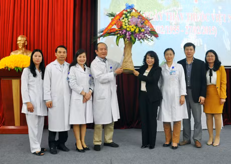 Đồng chí Vũ Thị Thu Thủy, Phó Chủ tịch UBND tỉnh tặng hoa Bệnh viện Sản-Nhi tỉnh.