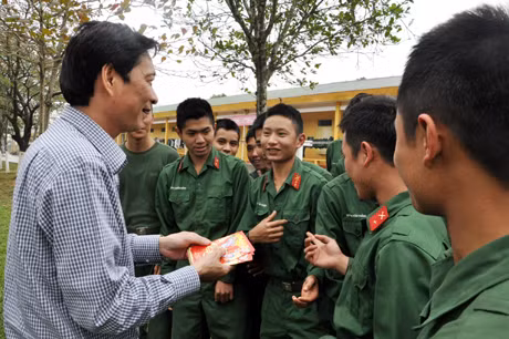 Đồng chí Chủ tịch UBND tỉnh lì xì đầu năm cho chiến sĩ Trung đoàn Bộ binh 43.