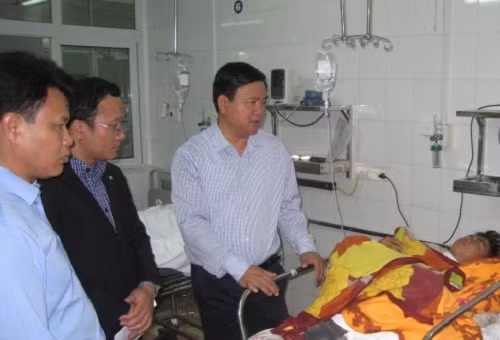 Bộ trưởng Đinh La Thăng thăm hỏi, động viên một bệnh nhân đang cấp cứu tại Bệnh viện Việt Đức do tai nạn giao thông.