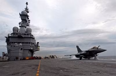 Máy bay tiêm kích Rafale trên tàu sân bay Charles De Gaulle. Ảnh: Roi-tơ