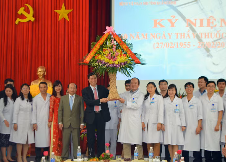Đồng chí Nguyễn Đức Long, Phó Bí thư Tỉnh ủy, Chủ tịch HĐND tỉnh tặng hoa chúc mừng ngày Thầy thuốc Việt Nam tại Bệnh viện Sản nhi tỉnh