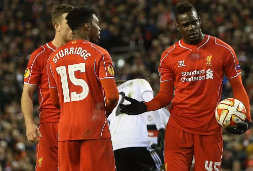 Balotelli giật quả bóng từ Henderson rồi tranh luận muốn là người sút. Ảnh: IH.