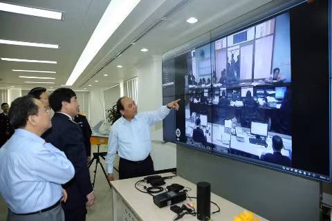 Phó Thủ tướng Nguyễn Xuân Phúc kiểm tra thiết bị chuyên dụng tại Trung tâm chỉ huy chống buôn lậu. Ảnh: VGP/Lê Sơn