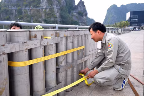 Nhân viên thi công kiểm tra lại những công đoạn cuối cùng.