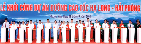 Các đồng chí lãnh đạo Trung ương, tỉnh Quảng Ninh bấm nút khởi công Dự án đường cao tốc Hạ Long - Hải Phòng, ngày 13-9-2014.