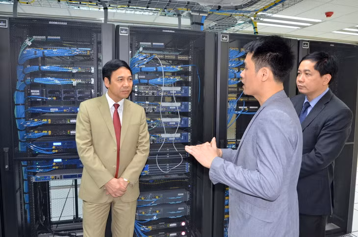 Đồng chí Đặng Huy Hậu thăm khu ngâm ủ sản phẩm rượu thảo dược, rượu men lá của HTX Phát triển xanh.
