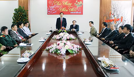 Đồng chí Phó Chủ tịch UBND tỉnh phát biểu tại buổi khai xuân với thị xã Quảng Yên