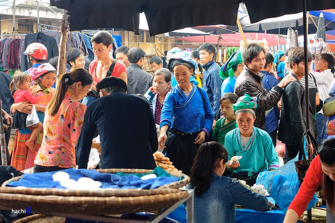 Chợ phiên Cốc Pài chỉ họp một lần duy nhất vào Chủ nhật hàng tuần, bán đầy đủ các loại hàng khác nhau, từ nông sản, gia súc, gia cầm, thổ cẩm đến đồ tiêu dùng.