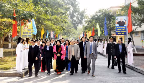 Các đồng chí lãnh đạo Trung ương và lãnh đạo tỉnh đến thăm Trường Đại học Hạ Long, ngày 20-12-2014.