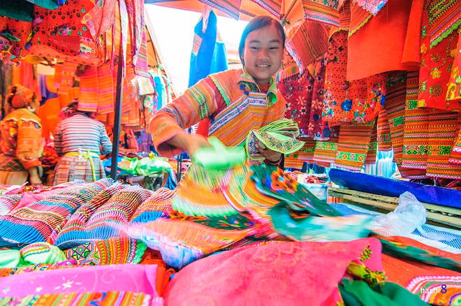 Gian hàng thổ cẩm luôn rực rỡ nhất với những trang phục dân tộc sắc màu. Trong hình là những trang phục của người Mông hoa.