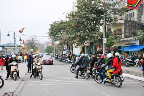 Các bãi trông giữ xe lấn chiếm lòng đường dẫn đến khu vực cổng đền đức ông Trần Quốc Nghiễn thường xảy ra ùn tắc.