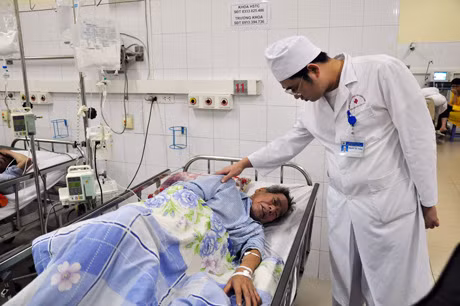 Các bác sỹ vẫn tận tình làm nhiệm vụ trong đêm Giao thừa.