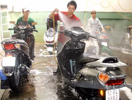 Một tiệm rửa xe những ngày này có thể kiếm 2-3 triệu đồng do nhu cầu làm đẹp xe trước Tết tăng cao.