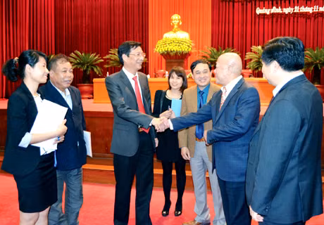 Chủ tịch UBND tỉnh Nguyễn Văn Đọc giao lưu, trò chuyện cùng các doanh nghiệp trong và ngoài nước tại hội nghị gặp gỡ, đối thoại với doanh nghiệp, ngày 21-11-2014.