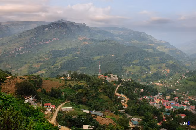 Đường lên chợ Cốc Pài có hai hướng, từ thị trấn Vinh Quang hoặc xuất phát tại Bắc Hà. Tuy vậy, những con đường đèo núi đến đây luôn là một thử thách với các tay lái khi phải vượt dốc cao cùng những khúc cua tay áo liên tiếp, mặt đường lại sửa chữa liên tục.