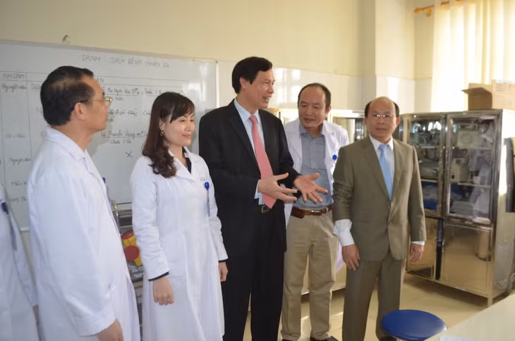 Đồng chí Nguyễn Đức Long, Phó Bí thư Tỉnh ủy, Chủ tịch HĐND tỉnh trò chuyện cùng đội ngũ cán bộ, bác sĩ Bệnh viện Sản nhi Quảng Ninh