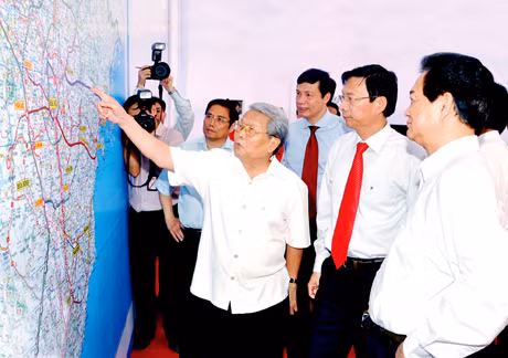 Thủ tướng Chính phủ Nguyễn Tấn Dũng, nguyên Chủ tịch nước Trần Đức Lương cùng các đồng chí lãnh đạo tỉnh xem bản đồ hướng tuyến cao tốc Hạ Long - Hải Phòng.