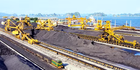 Một góc mặt bằng công nghiệp Công ty Tuyển than Cửa Ông - TKV. Ảnh: Đoàn Trung (CTV)