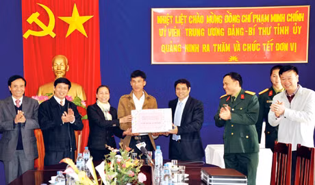 Đồng chí Phạm Minh Chính, Uỷ viên Trung ương Đảng, Bí thư Tỉnh uỷ thăm, chúc Tết quân và dân xã đảo Ngọc Vừng (Vân Đồn), tháng 1-2015. Ảnh: Ngọc Hà