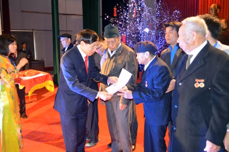 Lãnh đạo thành phố trao tặng Huy hiệu 50 năm và 55 năm tuổi Đảng cho 8 đồng chí đảng viên thuộc Đảng bộ TP Móng Cái