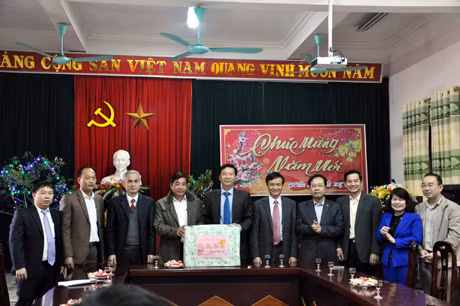 Đồng chí Nguyễn Văn Đọc, Chủ tịch UBND tỉnh tặng quà Tết cho cán bộ, nhân dân xã Đoàn Kết, huyện Vân Đồn.
