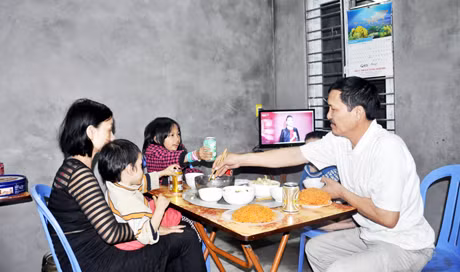 Bữa cơm đầm ấm trong căn nhà mới của gia đình anh Quảng chiều mùng 2 Tết.