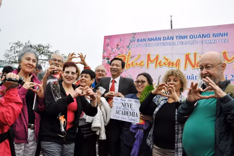 Du khách cùng Chủ tịch UBND tỉnh Nguyễn Văn Đọc tạo biểu tượng Nụ cười Hạ Long - thương hiệu du lịch của tỉnh Quảng Ninh.