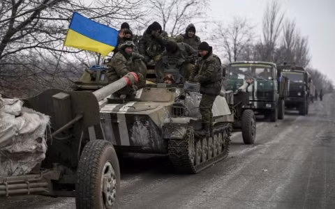 Binh sĩ Ukraine rút vũ khí hạng nặng ra khỏi vùng chiến sự (Ảnh AFP)