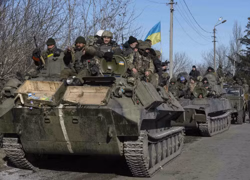 Lính Ukraine rời khỏi Debaltseve, đông Ukraine ngày 18/2. Ảnh: Reuters