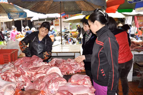 quầy hàng thực phẩm rất nhộn nhịp.