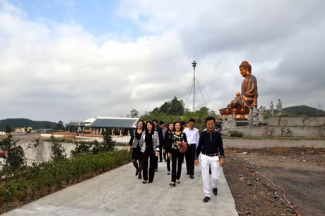 Đoàn công tác của tỉnh Ninh Bình do đồng chí Nguyễn Thị Thanh, Bí thư Tỉnh ủy Ninh Bình tham quan Công viên nghĩa trang An Lạc tỉnh Quảng Ninh