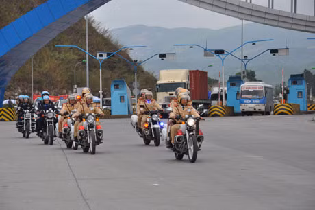 Lực lượng Công an Giao thông và Thanh tra Giao thông luôn đảm bảo tốt công tác ATGT trên các tuyến. (Ảnh chụp tại Lễ ra quân tuần tra kiểm soát trọng tải của lực lượng Công an Giao thông và Thanh tra Giao thông tỉnh)