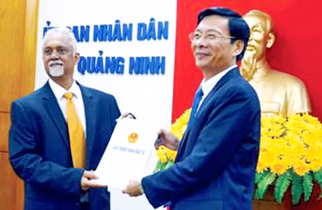 Đồng chí Nguyễn Văn Đọc, Phó Bí thư Tỉnh uỷ, Chủ tịch UBND tỉnh trao Giấy chứng nhận đầu tư cho dự án đầu tư xây dựng, kinh doanh hạ tầng kỹ thuật KCN và cảng Nam Tiền Phong, Đầm Nhà Mạc (TX Quảng Yên).