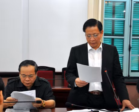 Đồng chí Trần Xuân Cương, Ủy viên Thường trực HĐND tỉnh báo cáo kết quả công tác tháng 2 của Thường trực HĐND tỉn, các ban HĐND tỉnh