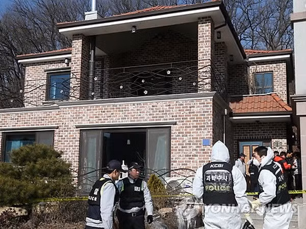 Hiện trường ngôi nhà xảy ra vụ án đang bị cảnh sát phong tỏa để điều tra. (Nguồn: Yonhap News)