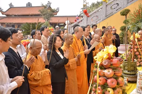 Các đại biểu dâng hương cầu quốc thái dân an tại lễ khai hội chùa Ba Vàng.