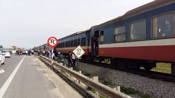 Hiện trường tàu tông hai mẹ con chết. (Ảnh: Dân trí)