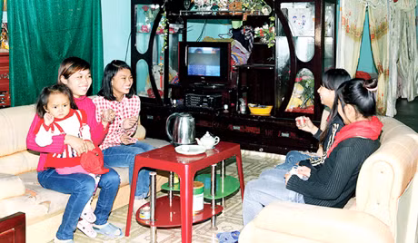 Gia đình ông Dương Văn Thanh vui mừng đón Tết này trong ngôi nhà mới tại khu tái định cư làng chài Hà Phong. Ảnh: Khánh Giang