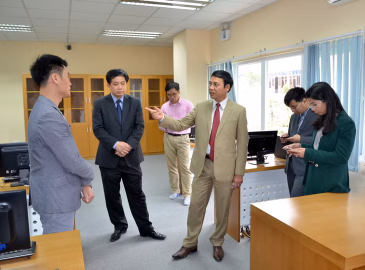 Phó Chủ tịch UBND tỉnh Đặng Huy Hậu kiểm tra tiến độ xây dựng Trung tâm tích hợp dữ liệu tỉnh ảnh 2