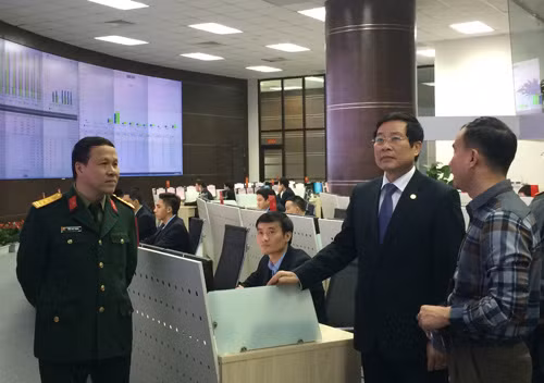 Bộ TT&TT Nguyễn Bắc Son thăm và kiểm tra Trung tâm dữ liệu, Trung tâm điều hành mạng lưới tại Viettel IDC sáng 17/2/2015. Ảnh: T.C