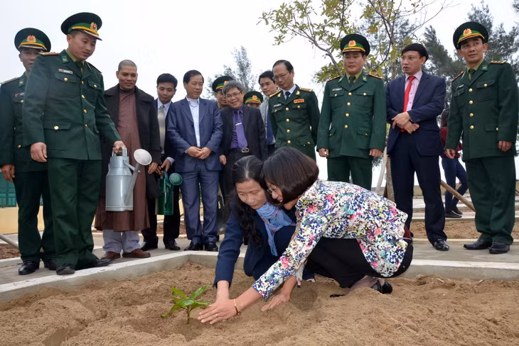 Đồng chí Đỗ Thị Hoàng, Phó Bí thư Thường trực Tỉnh ủy chúc tết tại TP Móng Cái ảnh 5 Đồng chí Đỗ Thị Hoàng, Phó Bí thư Thường trực Tỉnh ủy chúc tết tại TP Móng Cái ảnh 5