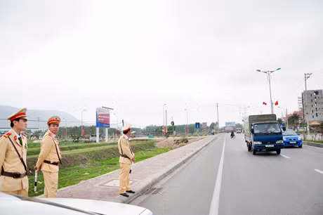 Đội tuần tra kiểm soát giao thông 1-18, Phòng CSGT đường bộ, đường sắt Công an tỉnh làm nhiệm vụ trên QL18.