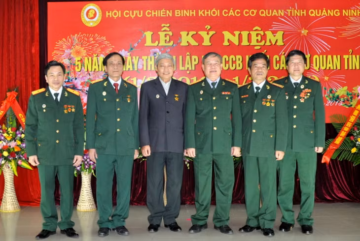 Các đại biểu CCB chụp ảnh kỷ niệm nhân dịp 5 năm ngày thành lập Hội CCB Khối các cơ quan tỉnh.