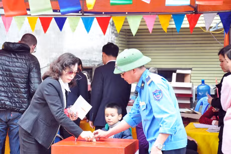 Ai cũng thành tâm công đức lấy mau